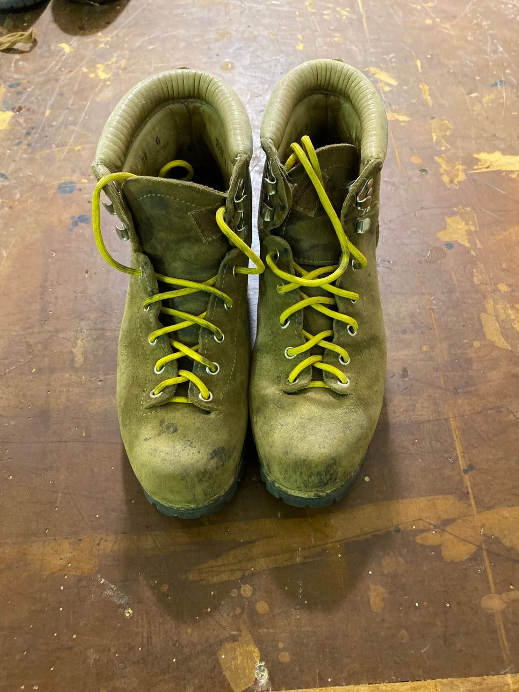 Vasque Boots Shoes (Hiking Boots) 9 Brown/Yellow