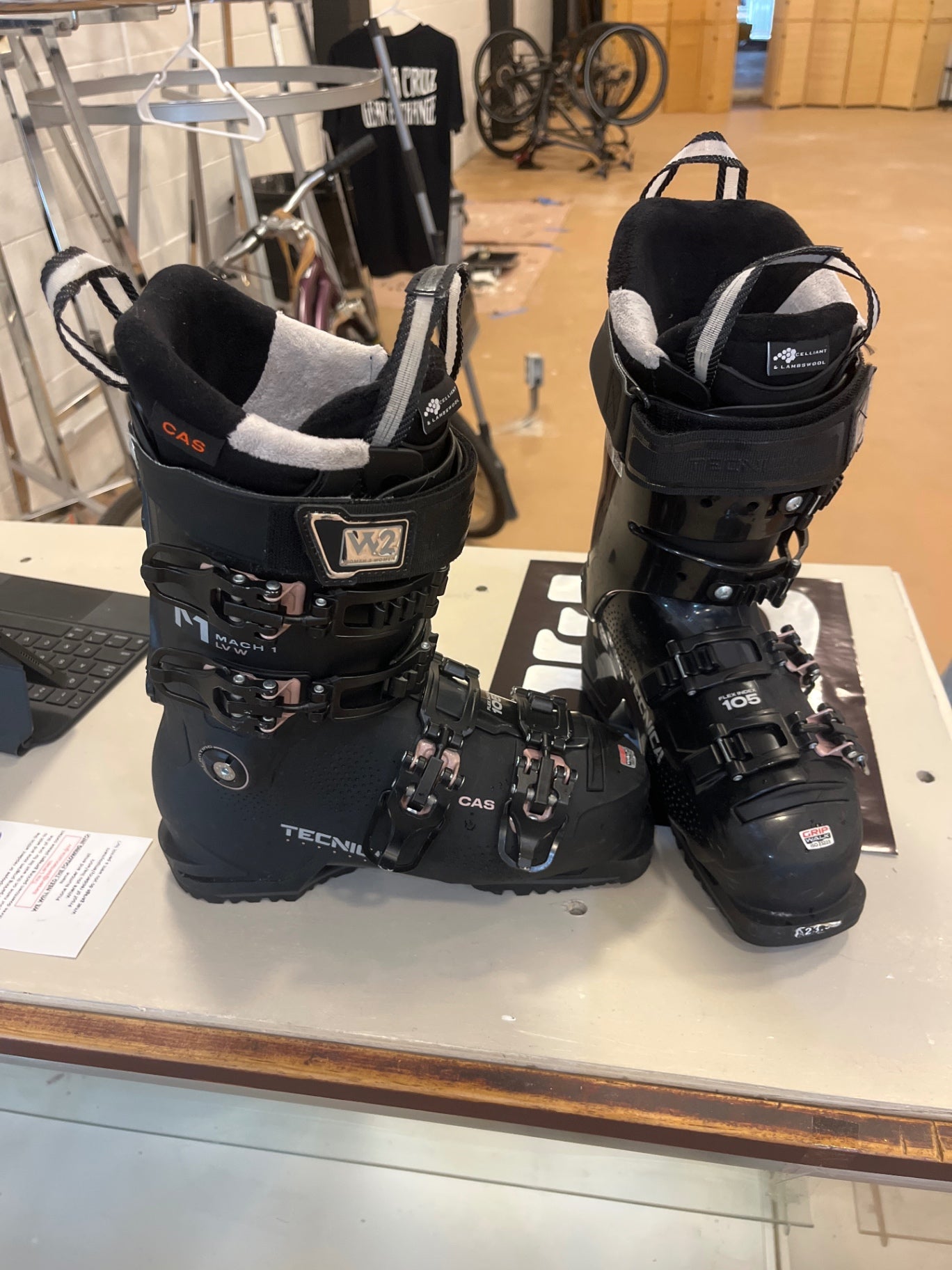 Tecnica Shoes (Ski Boots) 23.5 Black