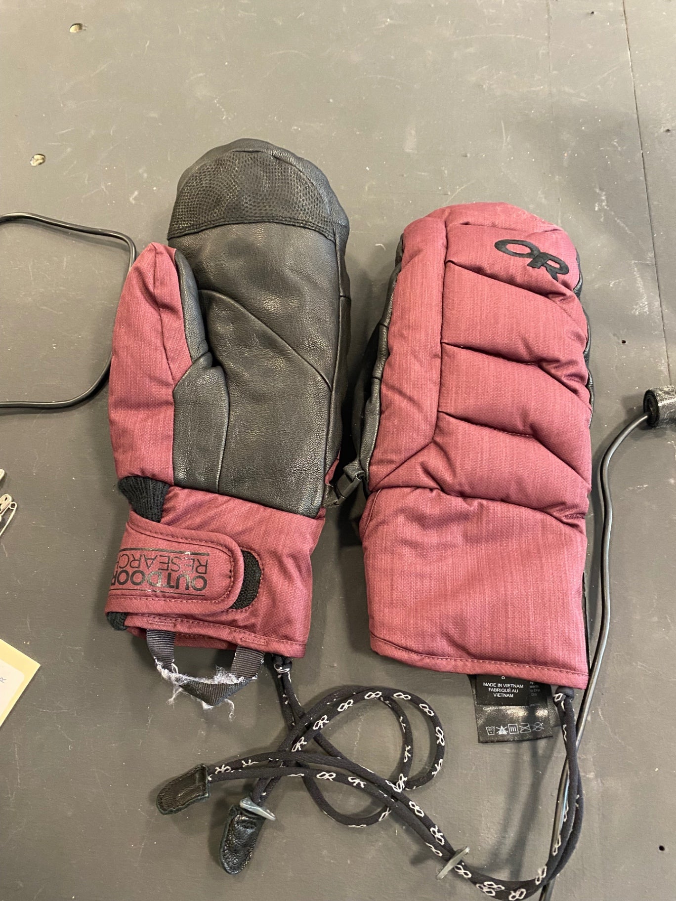 Outdoor Research Stormbound Mitts Gloves (Snow) M Red