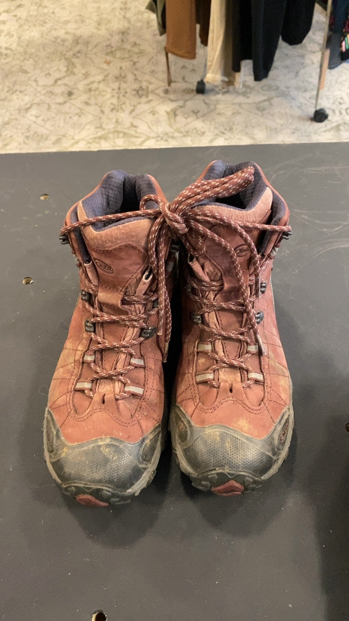 Oboz Shoes (Hiking Boots) 8 Red