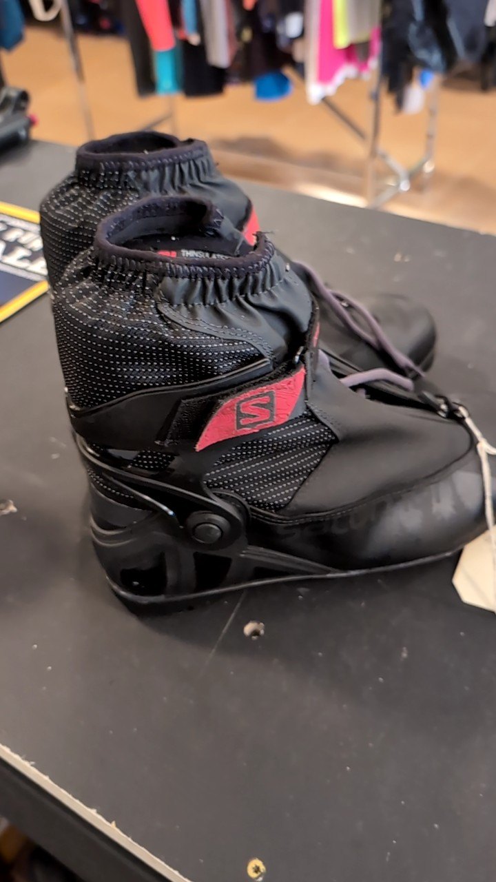 Solomon Shoes (Ski Boots) 8 Black Escape Outpath