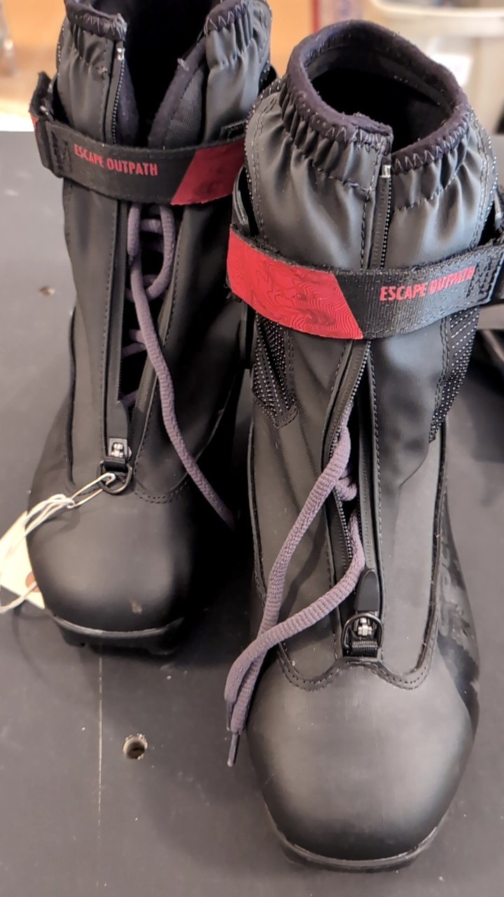 Solomon Shoes (Ski Boots) 8 Black Escape Outpath