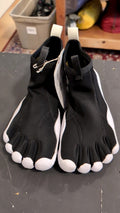 Vibram Shoes 9 Black/ White Five Fingers V-NEOP