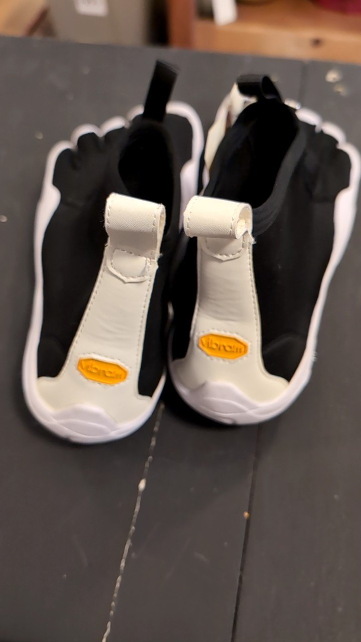 Vibram Shoes 9 Black/ White Five Fingers V-NEOP