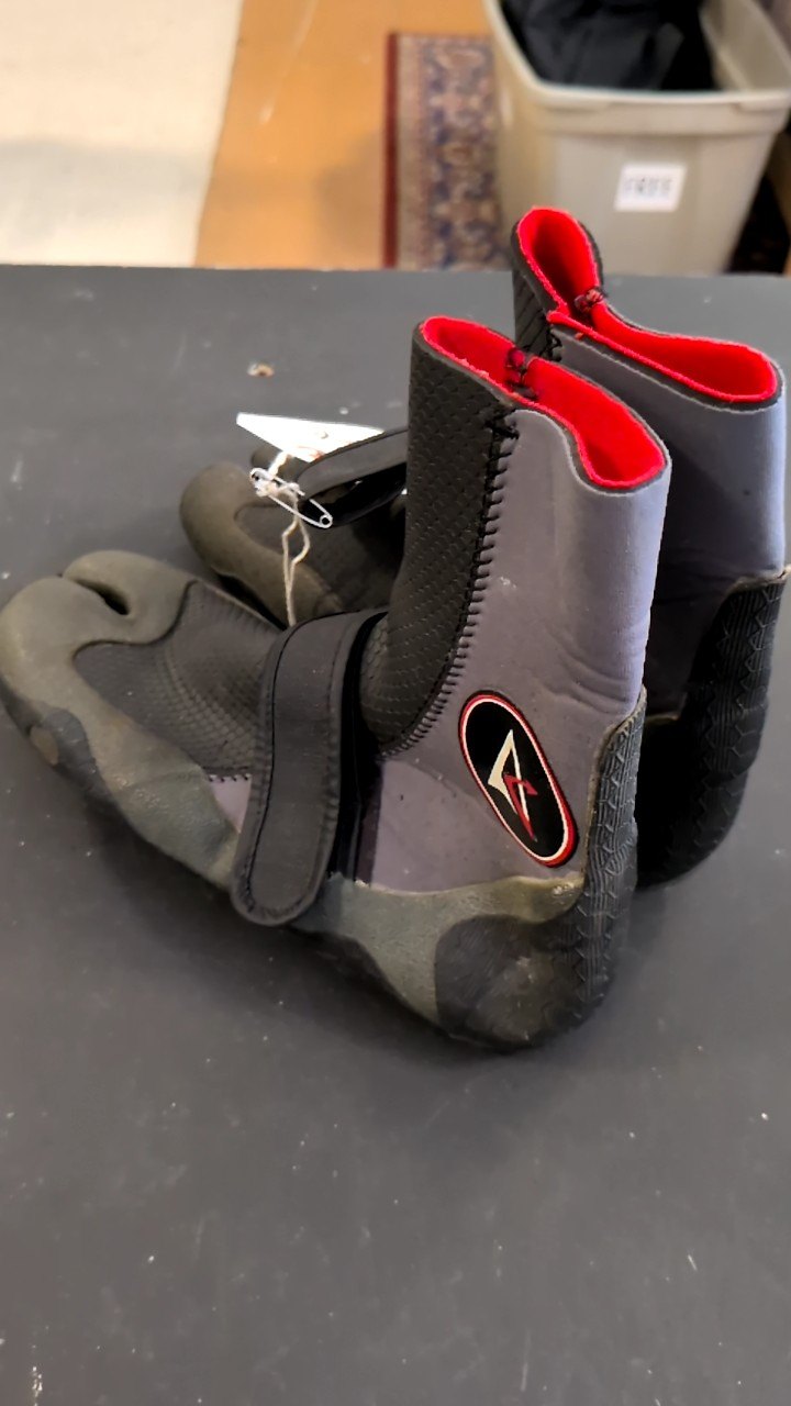 Unknown Shoes (Surfing Booties) W8 Split Toe