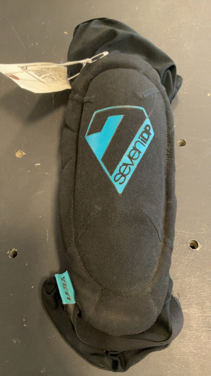 Seven iDP Pads L Black/ Blue Elbow