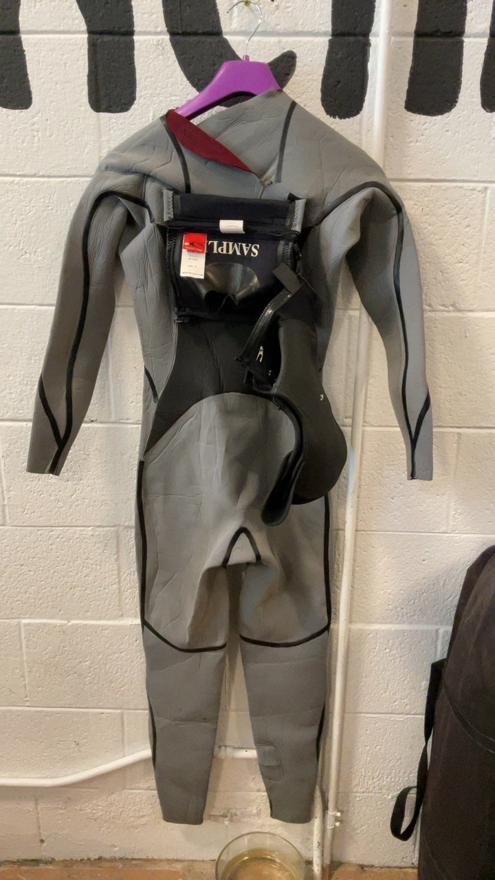 O'Neill W's Sample D-Lux 5/4mm Wetsuit 6 Grey W/ Hood