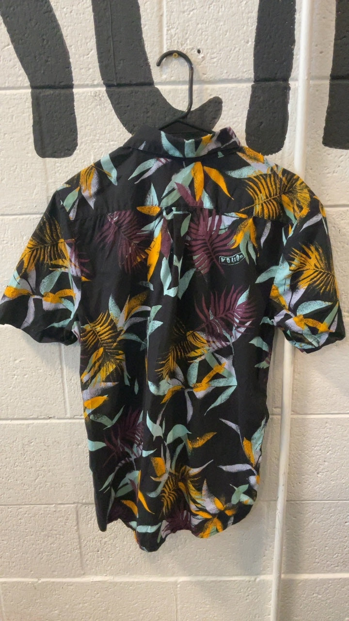 Volcom Short Sleeve (Button Up) M Black Flowers