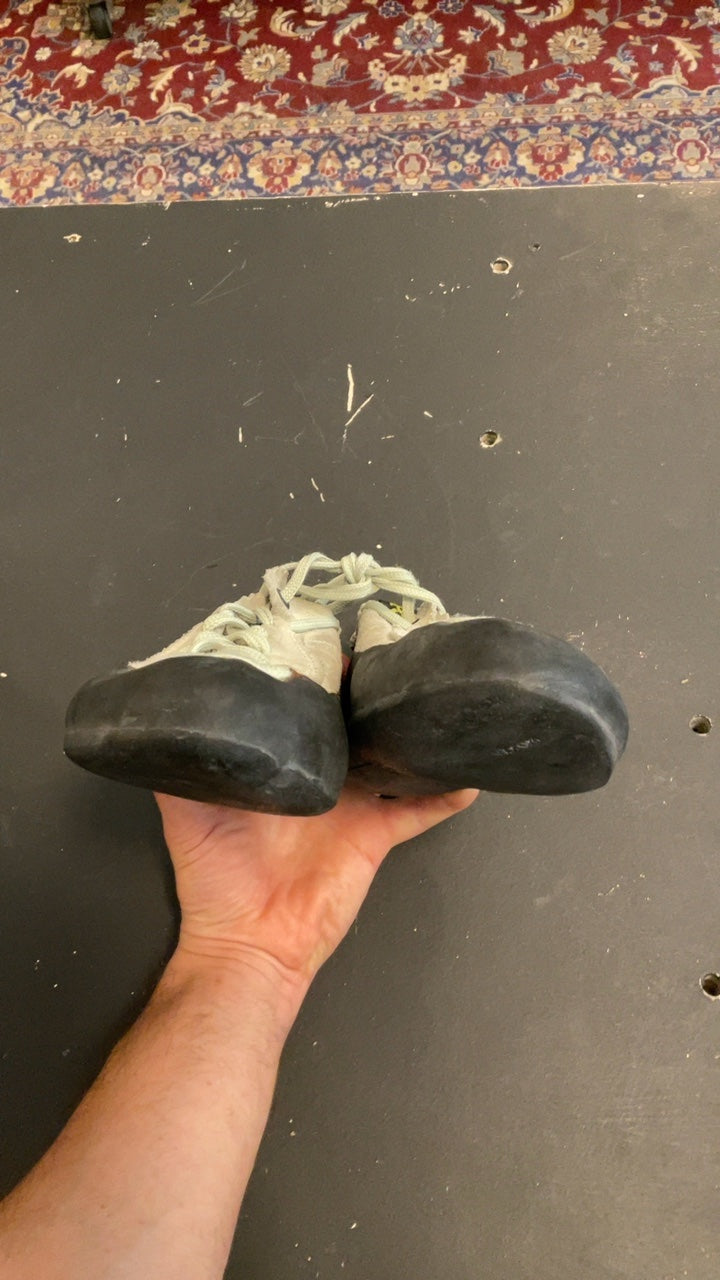 La Sportiva W's Mythos Shoes (Climbing) W's 39/7.5 Grey/Black